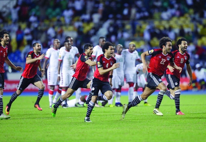 فرحة لاعبي مصر بتجاوز بوركينا فاسو (أ ب)