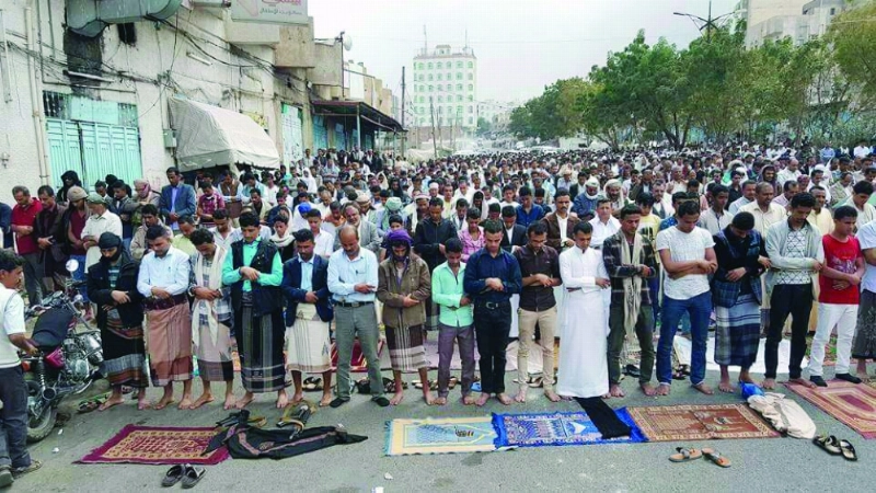 يمنيون يصلون الجمعة في ساحة الحرية بتعز (مكة)