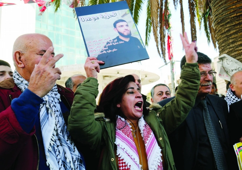 فلسطينيون خلال مظاهرة في نابلس للتضامن مع الأسرى (رويترز)