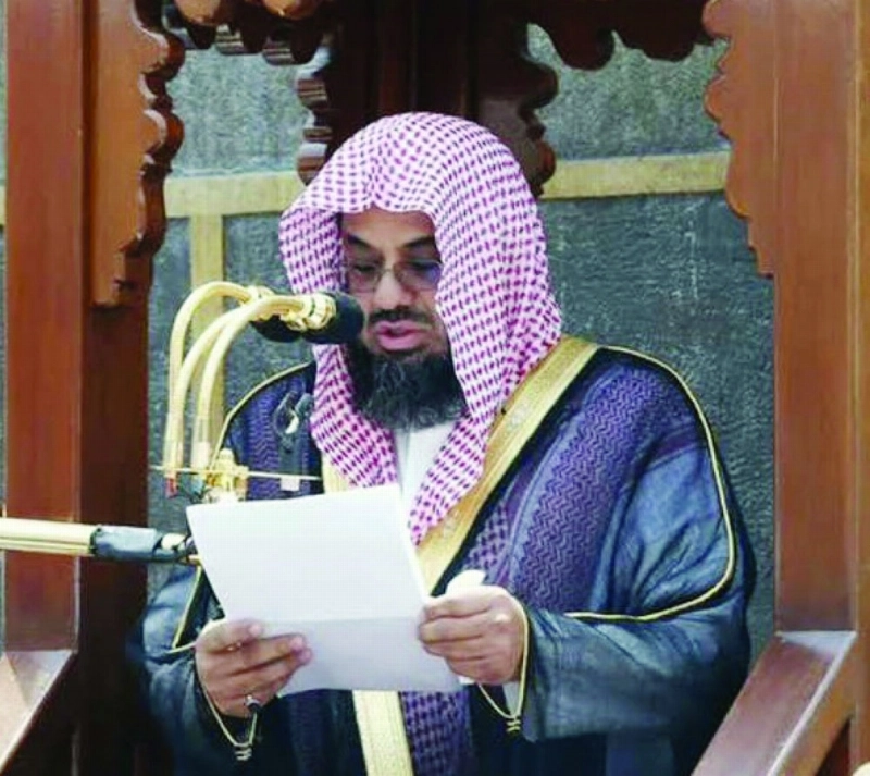 سعود الشريم خلال خطبة الجمعة أمس (مكة)