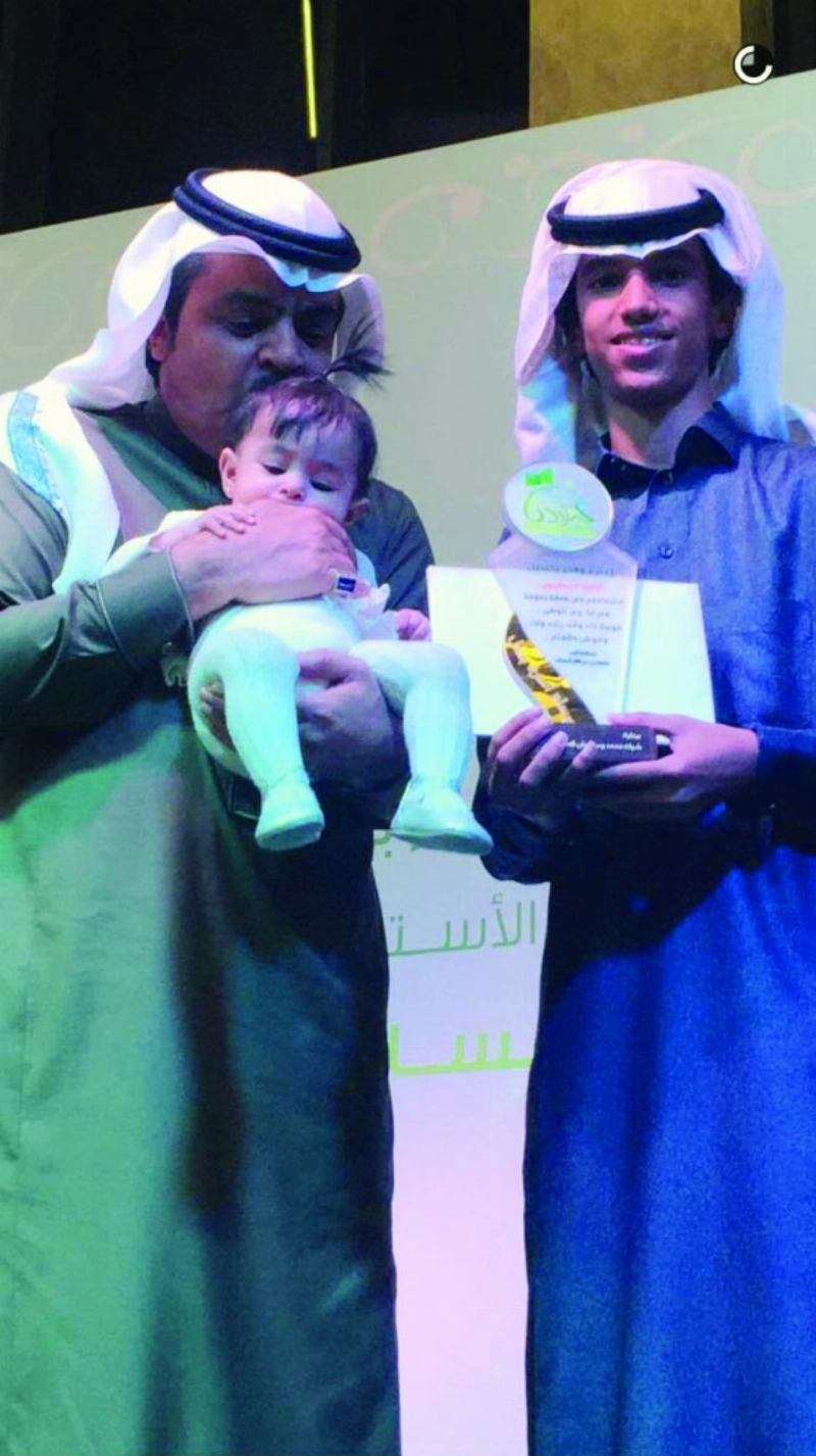 محمد العساف خلال تكريم أحد الأطفال