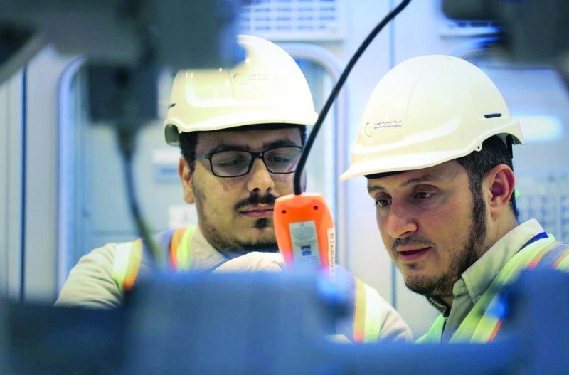 مهندسان في شركة الكهرباء أثناء عملهما بأحد المشاريع (مكة)
