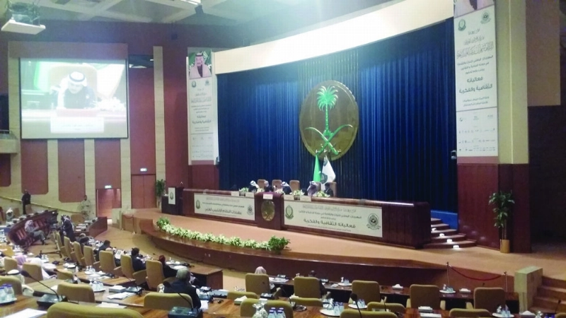 من ندوة أمس ضمن فعاليات مهرجان الجنادرية (مكة)