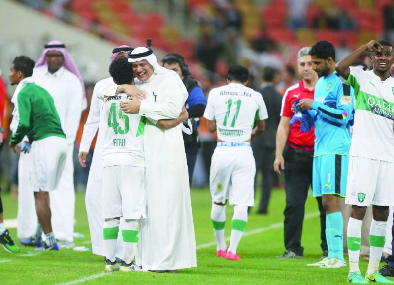 الأهلاويون يتبادلون التهاني عقب الفوز على الاتحاد (محمد يحيى)