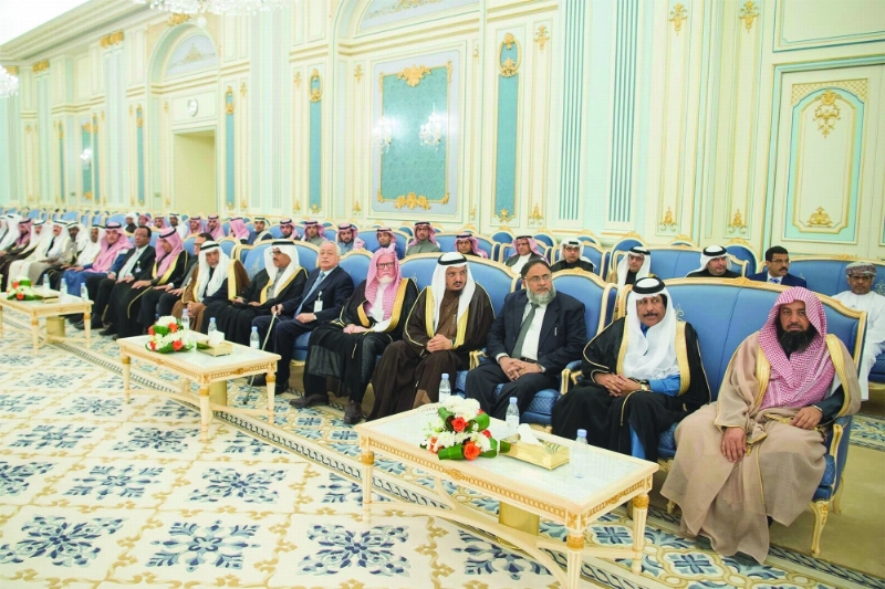 عدد من الأدباء والمفكرين خلال اللقاء