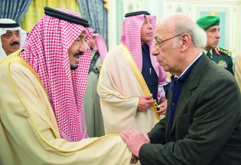 الملك سلمان مصافحا أحد ضيوف الجنادرية
