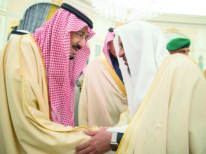 الملك سلمان مصافحا أحد ضيوف الجنادرية