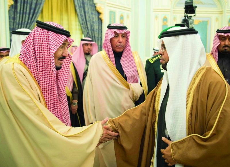 الملك سلمان مصافحا أحد ضيوف الجنادرية