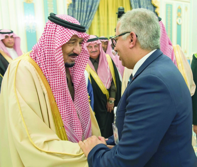 الملك سلمان مصافحا أحد ضيوف الجنادرية