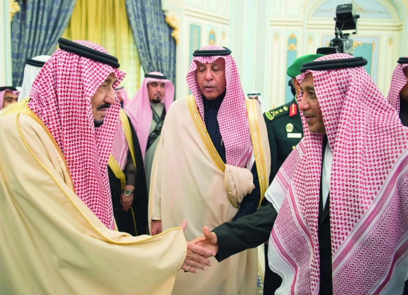 الملك سلمان مصافحا أحد ضيوف الجنادرية