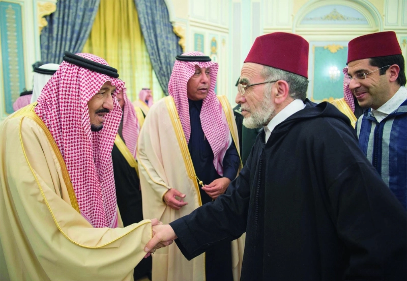 الملك سلمان خلال استقباله ضيوف الجنادرية من الأدباء والمفكرين في الرياض أمس (واس)