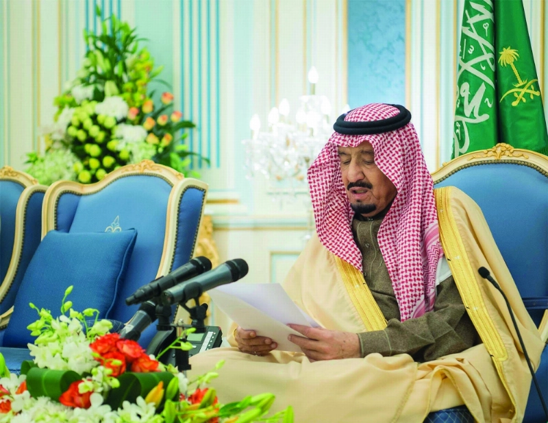 الملك سلمان متحدثا خلال استقباله ضيوف الجنادرية من الأدباء والمفكرين بقصر اليمامة أمس (واس)