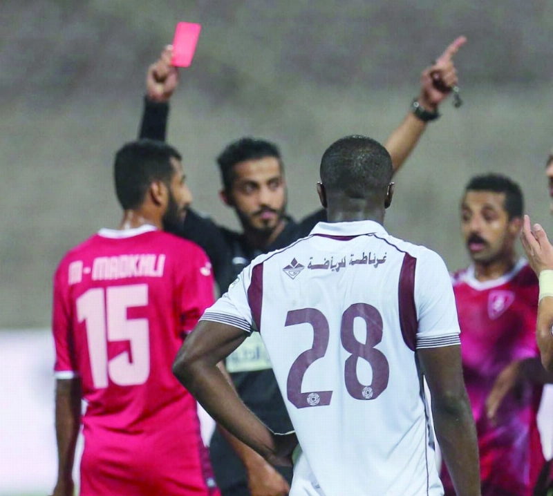 عبدالرحمن السلطان يشهر البطاقة الحمراء لموسى مدخلي (إ ب أ)