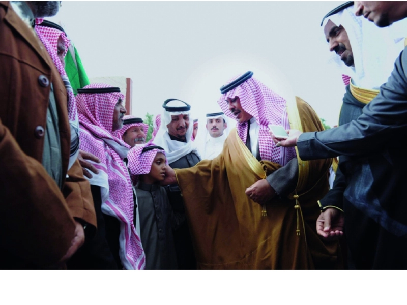 مشاري بن سعود يعزي ذوي الشهيد الزهراني (واس)