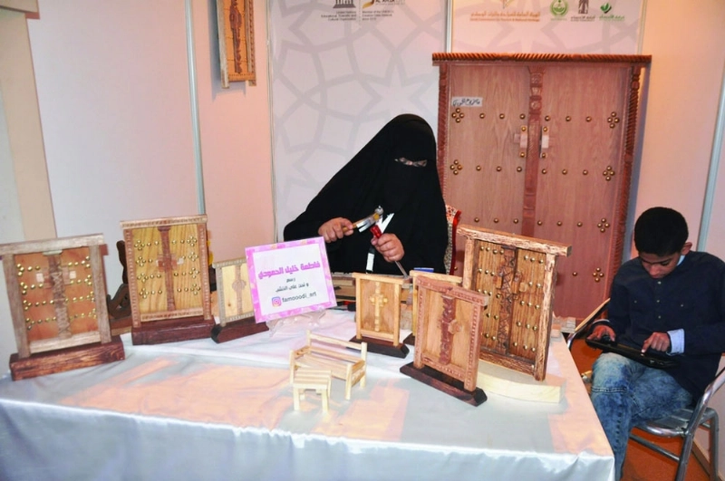 فاطمة الحمودي في معرضها بمهرجان التمور (مكة)