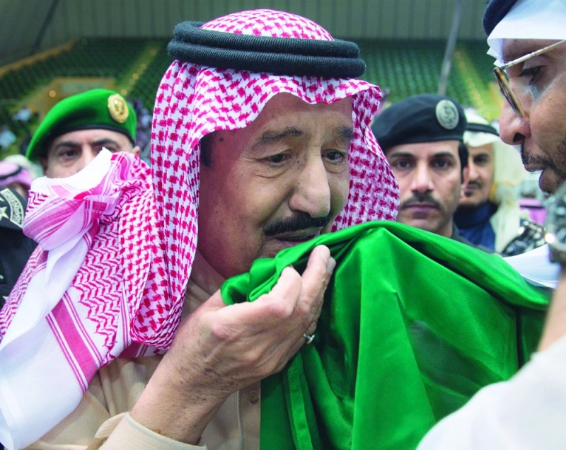 .. ولدى تقبيله العلم