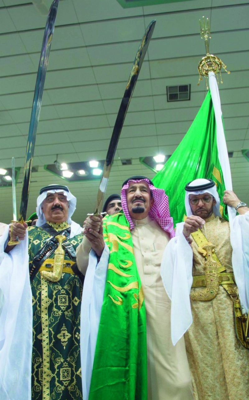 الملك سلمان مؤديا العرضة السعودية أمس (بندر الجلعود)