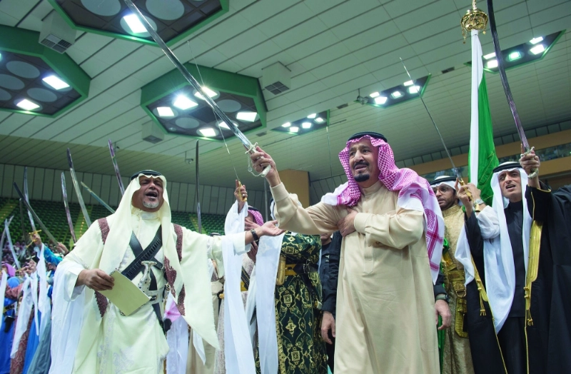 خادم الحرمين يؤدي العرضة