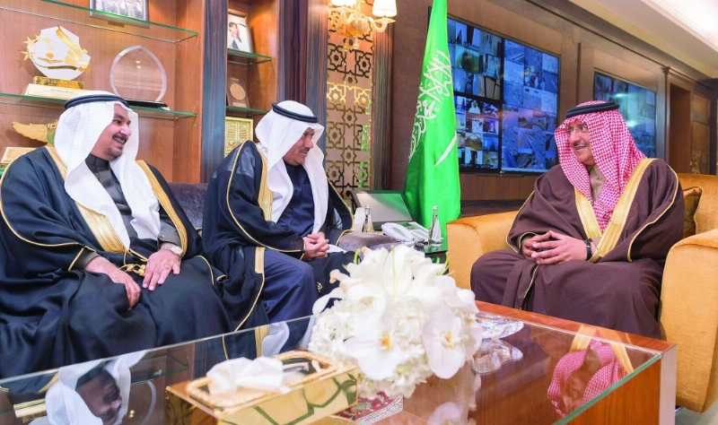 الأمير محمد بن نايف خلال استقباله السفراء في مكتبه بديوان الوزارة أمس (واس)