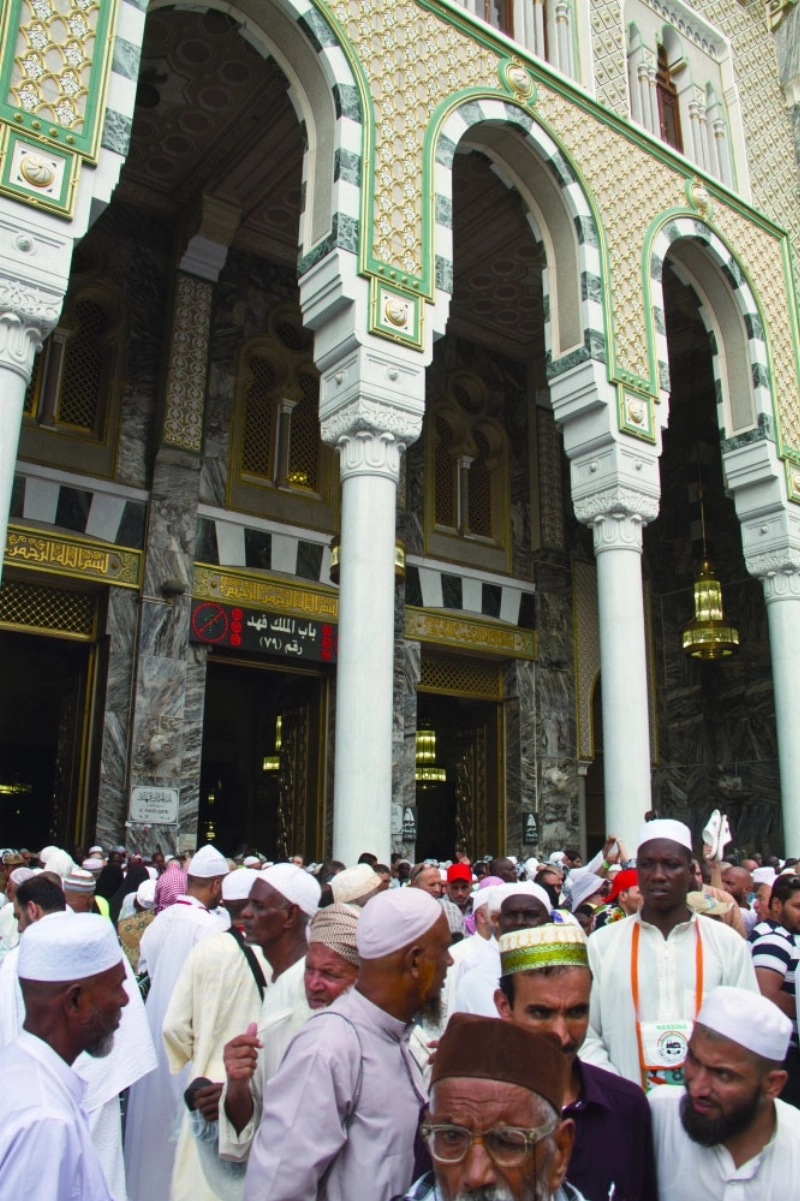 مصلون ومعتمرون أمام باب الملك فهد (أنس الحارثي)