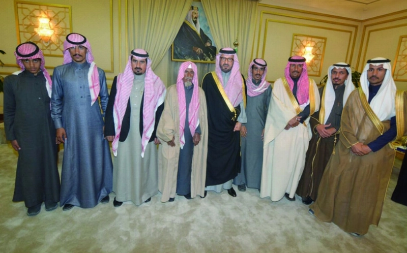 أمير حائل مستقبلا والد وأشقاء الشهيد الشمري (واس)