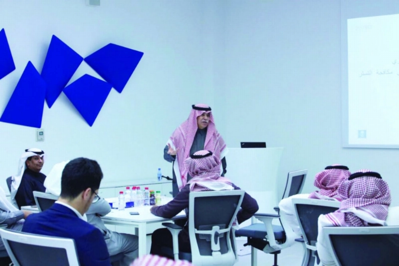 القصبي متحدثا في الورشة (مكة)