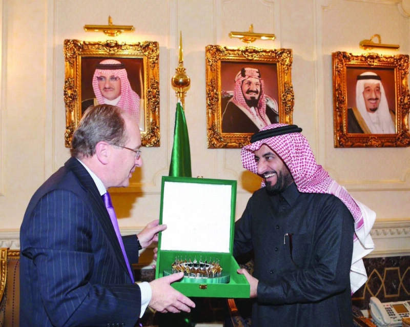 الهريش مقدما هدية تذكارية للسفير النيوزيلندي (مكة)