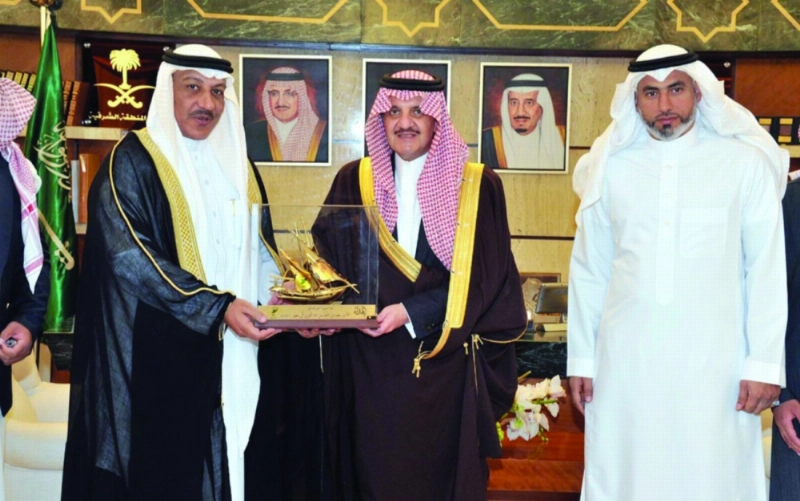 سعود بن نايف خلال استقباله إدارة الخليج (واس)