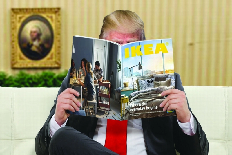 صورة ساخرة لترمب يقرأ مجلة إيكيا (The-Postillon)