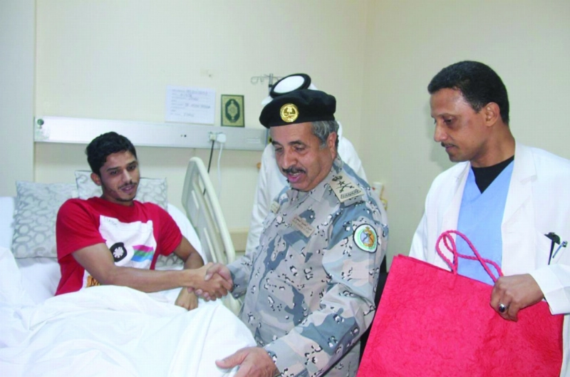 عواد البلوي يزور الصبخي في المستشفى (واس)