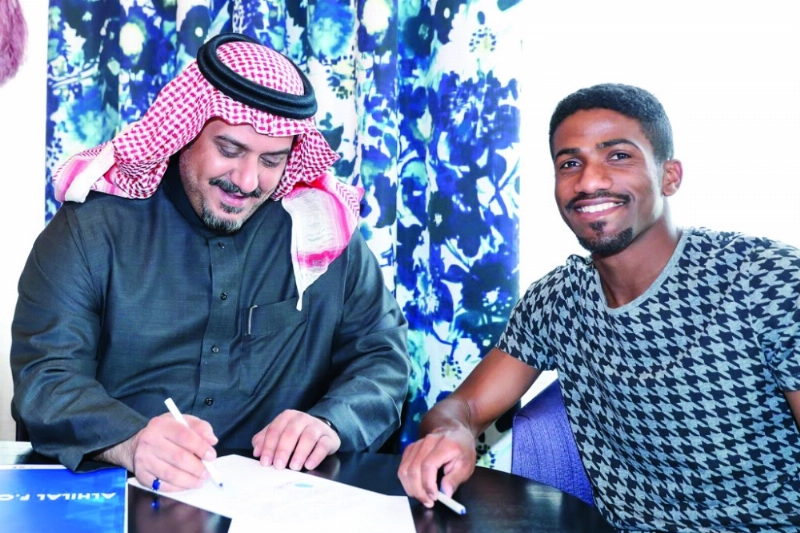 نواف بن سعد يوقع العقد مع عوض خميس (مكة)