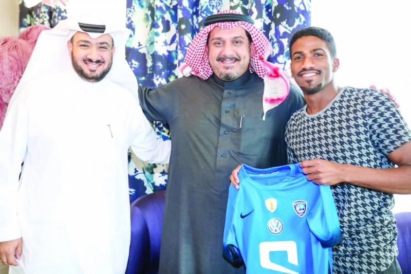 نواف بن سعد يتوسط عوض خميس وغرم العمري (إعلامي الهلال)