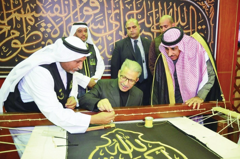سفير خادم الحرمين خلال تفقده أقسام الجناح السعودي (مكة)
