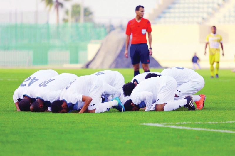 لاعبو النهضة يسجدون بعد الفوز على أحد (مكة)