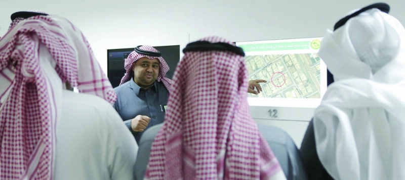 جانب من الشرح الذي قدمه مسؤولو مركز المعلومات الوطني للوفد الإعلامي الزائر (محمد مشهور)