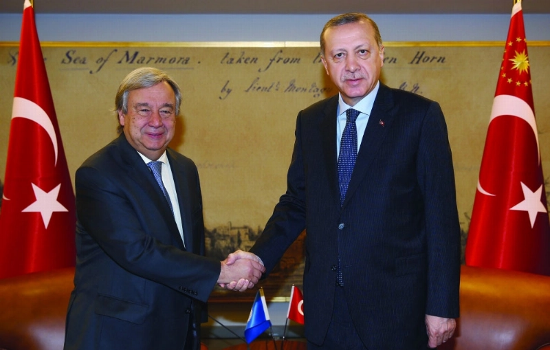 إردوغان مصافحا جوتيريس في أنقرة أمس (أ ب)