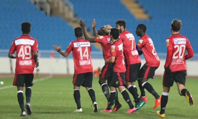 لاعبو الرائد يحتفلون مع إسماعيل بانقورا بالهدف الثاني (إ ب أ)