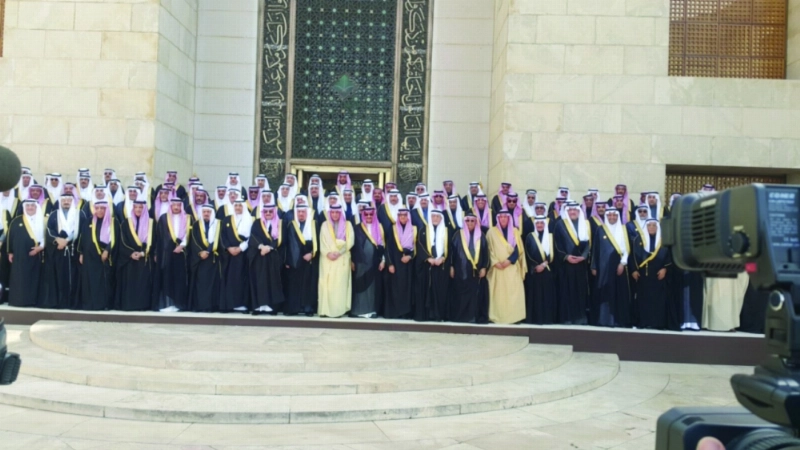 عادل الجبير يتوسط رؤساء وأعضاء البعثات الدبلوماسية السعودية بالخارج (مكة)