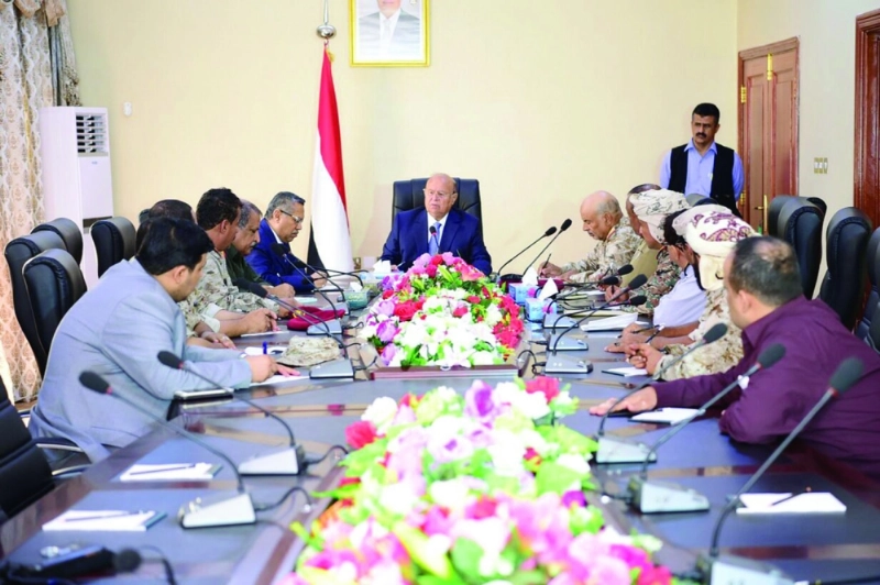 هادي مجتمعا مع القيادات العسكرية والأمنية في عدن أمس (سبأ نت)