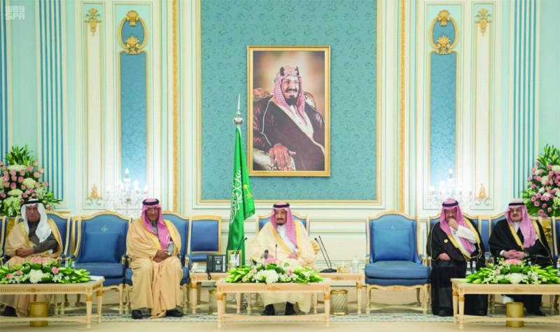 الملك سلمان لدى استقباله عادل الجبير وكبار مسؤولي وزارة الخارجية ورؤساء بعثات المملكة في الخارج (بندر الجلعود)