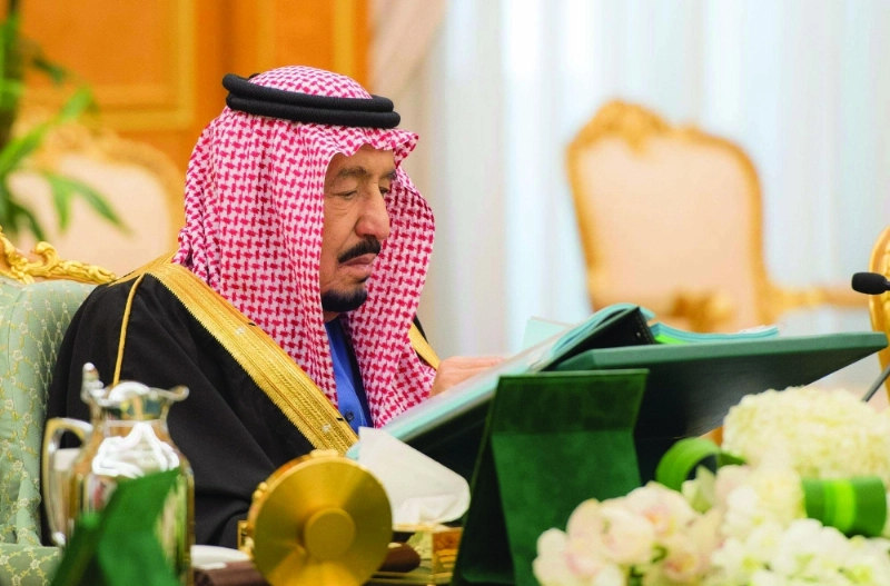 الملك سلمان خلال ترؤسه جلسة المجلس في قصر اليمامة بالرياض (واس)