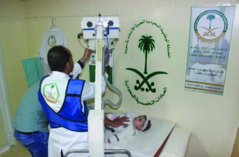 طفلة سورية تتلقى رعاية طبية في العيادات السعودية بالزعتري (واس)