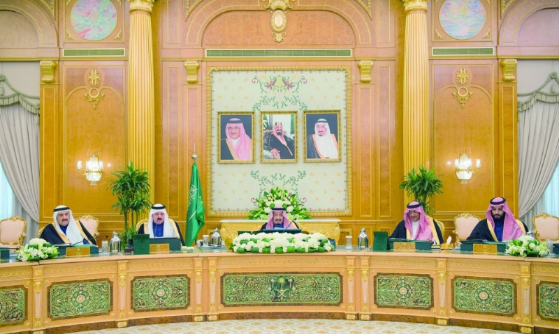 الملك سلمان مترئسا جلسة مجلس الوزراء أمس بحضور ولي العهد وولي ولي العهد (واس)