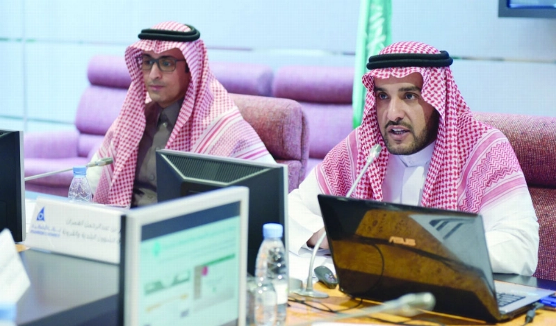 عبدالعزيز العمران خلال ورشة العمل أمس (مكة)