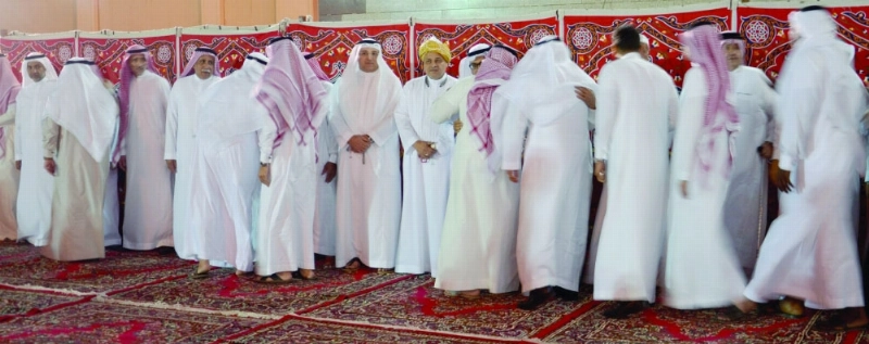 الجموع تؤدي واجب العزاء في الفقيد (مكة)