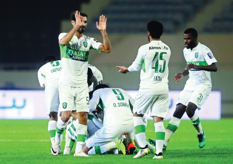 فرحة لاعبي الأهلي بهدف حسين المقهوي (إ ب أ)
