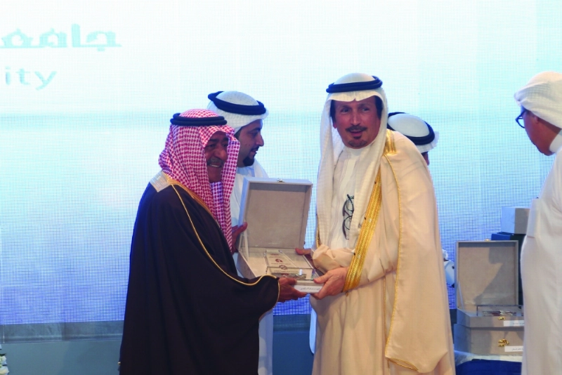 مقرن بن عبدالعزيز يكرم الرعاة والمساهمين (محمد عبداللطيف)