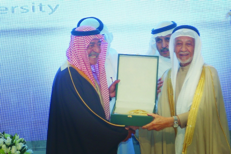 من تكريم مقرن بن عبدالعزيز للرعاة والمساهمين
(محمدعبد اللطيف)