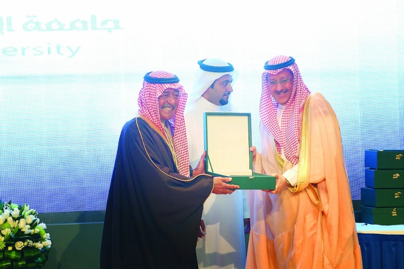من تكريم الأمير مقرن بن عبدالعزيز للرعاة والمساهمين