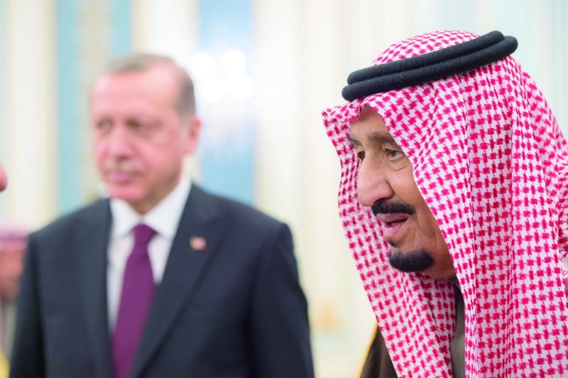 الملك سلمان خلال الاستقبال